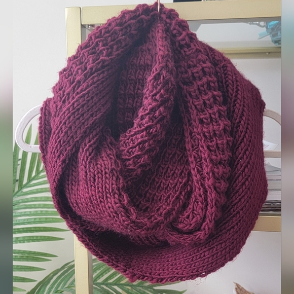 Large Chunky Knit Burgundy Red Infinity Scarf - Picture 2 of 8